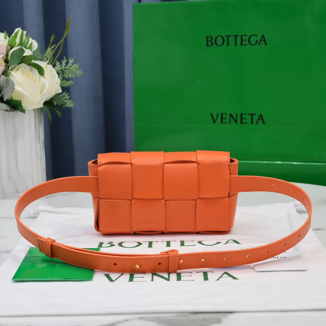 #𝐓𝐇𝐄 𝐁𝐄𝐋𝐓 𝐂𝐀𝐒𝐒𝐄𝐓𝐓𝐄 Checkered waist bag🔻 The hot cassette has a new style. The lambskin material is very light and has the same high-grade touch as always. It can be used as a handbag, waist bag, crossbody, or shoulder bag. Small and exquisite but very easy to use, it is stress-free to install iPhone plus, 💄lipstick 🕶️sunglasses! It continues the square shape of the cassette bag and does not deform after loading. It has a very concave shape! 【6815#】 Size: 17.5*9.5*5cm